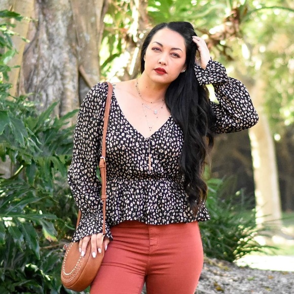 Black Microfloral Cropped Blouse - Picture 2 of 4